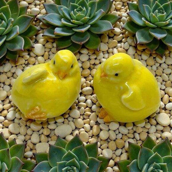 Adorable Pair of Vintage Glossy Yellow Ceramic Baby Chick Figurines - Picture 1 of 16